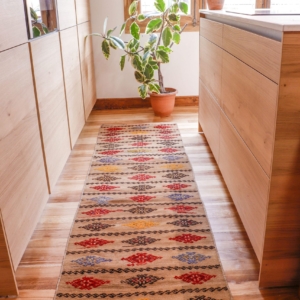 Kilim semi antiguo de pasillo de Karapinar, Turquía. 260x66 cms.