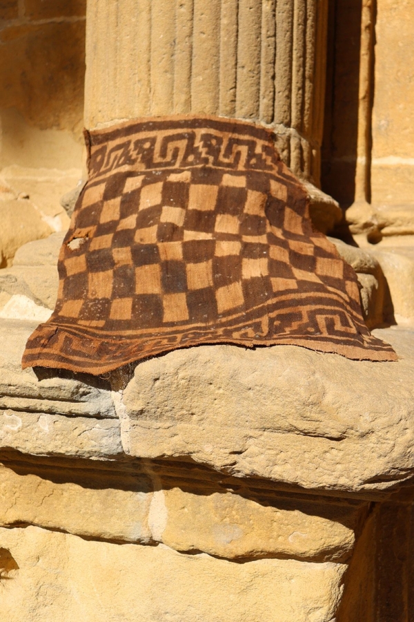 Antique Chancay textile from Peru. 43,5x45 cms - Image 2