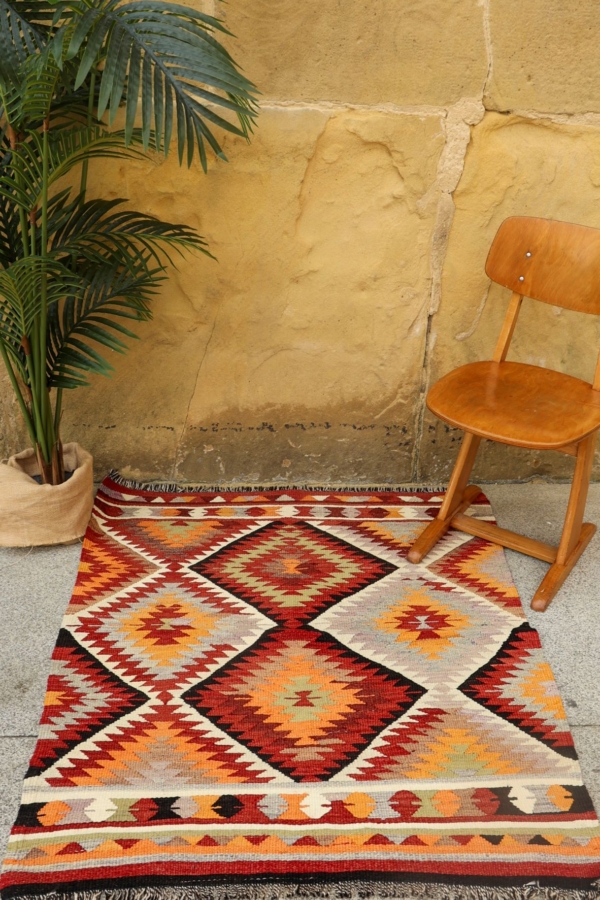 Kilim vintage de Antalya, Turquía. 125x103 cms.