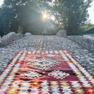Kilim semi antiguo de Mugla, Turquía. 235x157 cms.