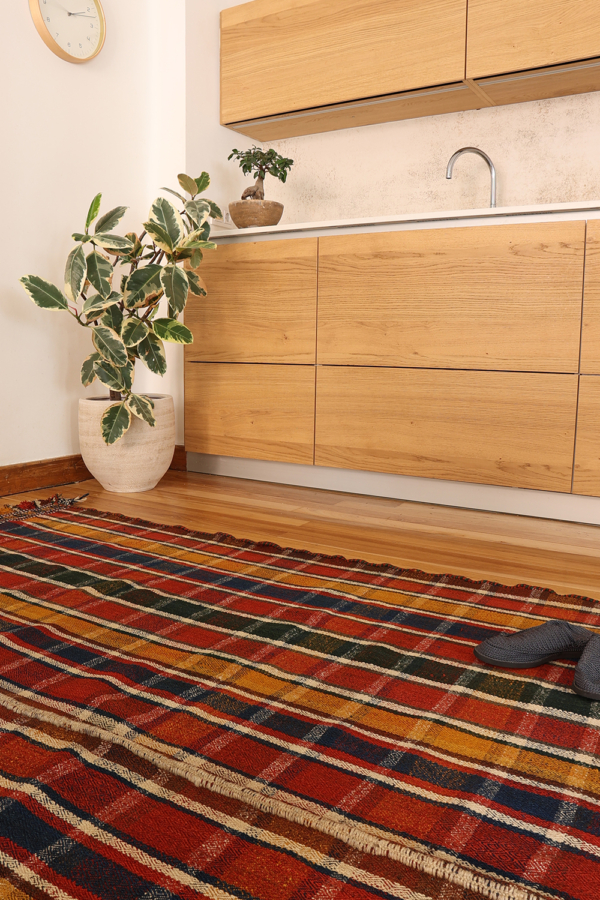Antique Qashqai moj from Iran. 252x190 cms - Image 8