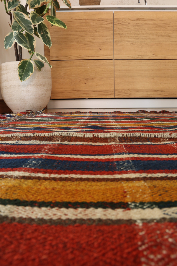 Antique Qashqai moj from Iran. 252x190 cms - Image 9