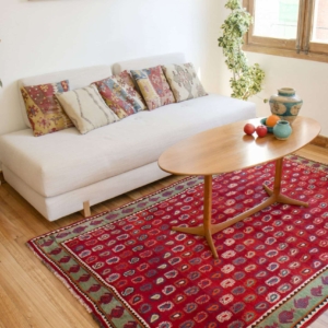 Semi-antique Qashqai rug from Iran. 228x145 cms