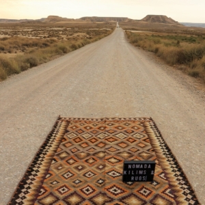 Semi-antique Qashqai kilim from Iran. 260x160 cms
