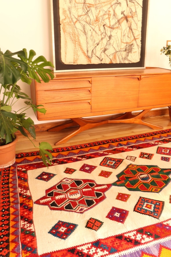 Vintage Qashqai kilim from Iran. 255x160 cms