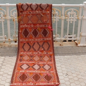 Kilim vintage de Binboga, Turquía. 257x74 cms