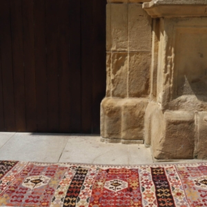 Kilim vintage de Esme, Turquía. 258x75 cms