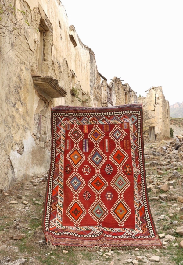 Vintage Qashqai kilim from Iran. 246x164 cms