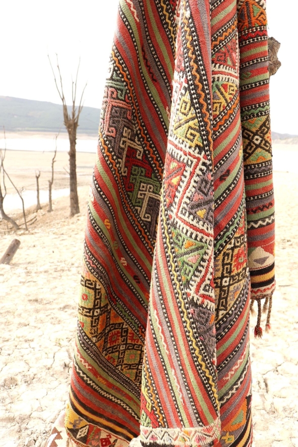 Vintage Selendi kilim from Turkey. 228x148 cms