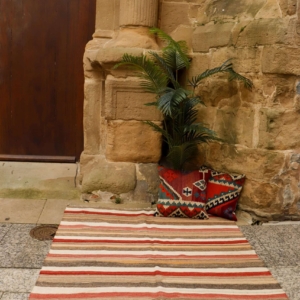 Vintage Qashqai kilim from Iran. 191x150 cms