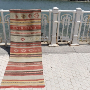 Kilim semi antiguo de Karaburna, Turquía. 322x74 cms