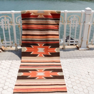 Kilim vintage de Mut, Turquía. 335x87 cms