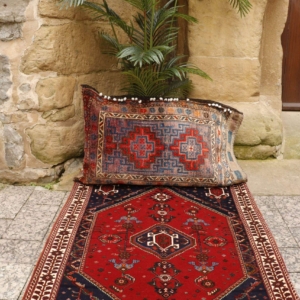Vintage Kashkuli rug from Iran. 145x106 cms