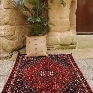 Vintage Qashqai rug from Iran. 152x115 cms