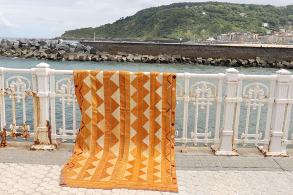 Antique silk Pulhari from India or Pakistan. 250x120 cms - Image 5