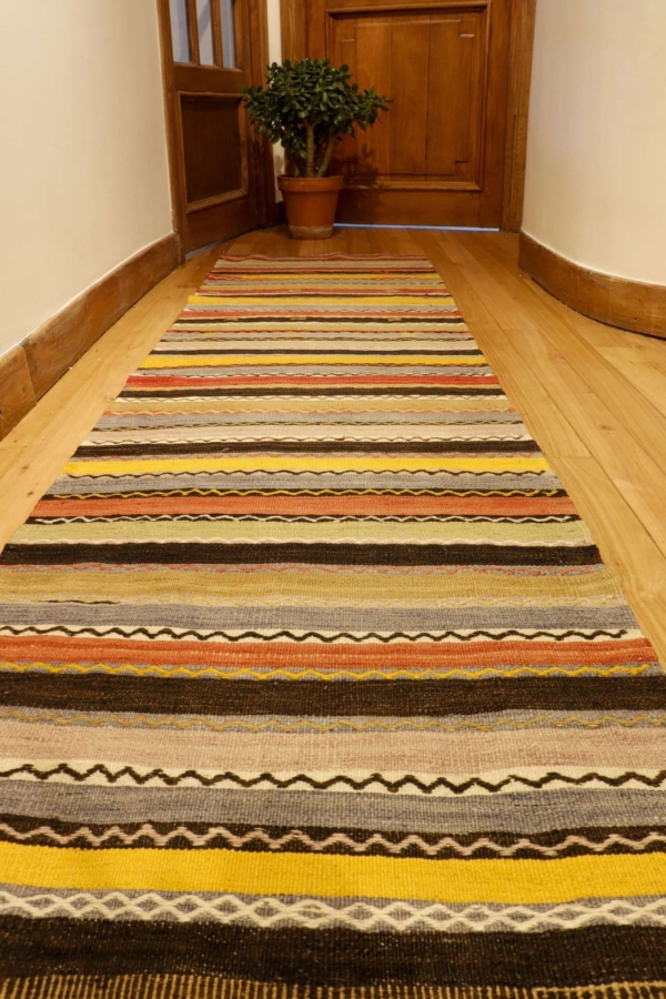 Vintage Tufanbeily kilim from Turkey. 250x65 cms - Image 5