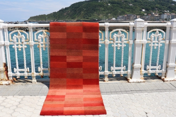 "Medallion" rug from Nepal. 253x77 cms