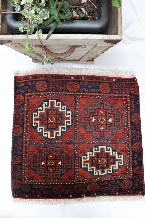 Alfombra semi antigua Baluch, Irán. 64x61 cms