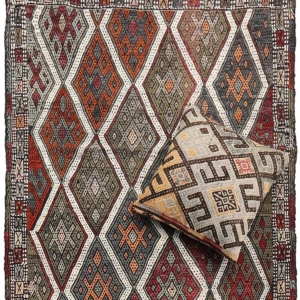 Semi-antique Kecimusine kilim from Turkey. 160x100 cms