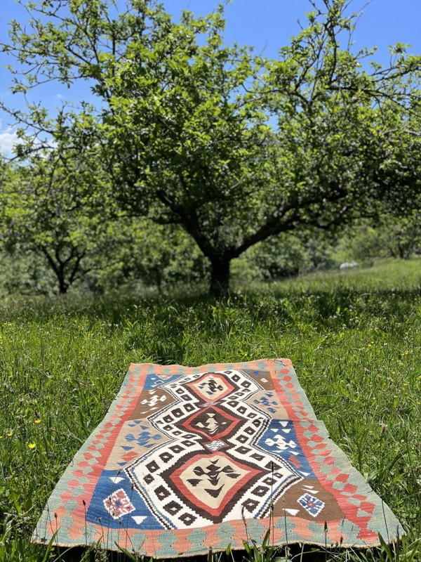 Antique Sirvan kilim from Azerbaijan. 172x110 cms