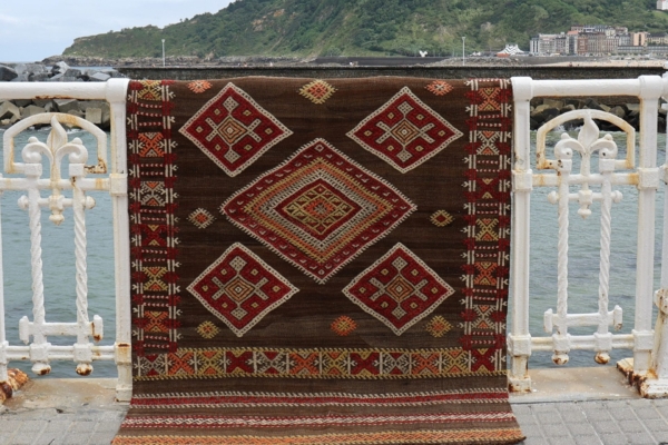 Semi-antique Sivrihisar kilim from Turkey. 163x115 cms