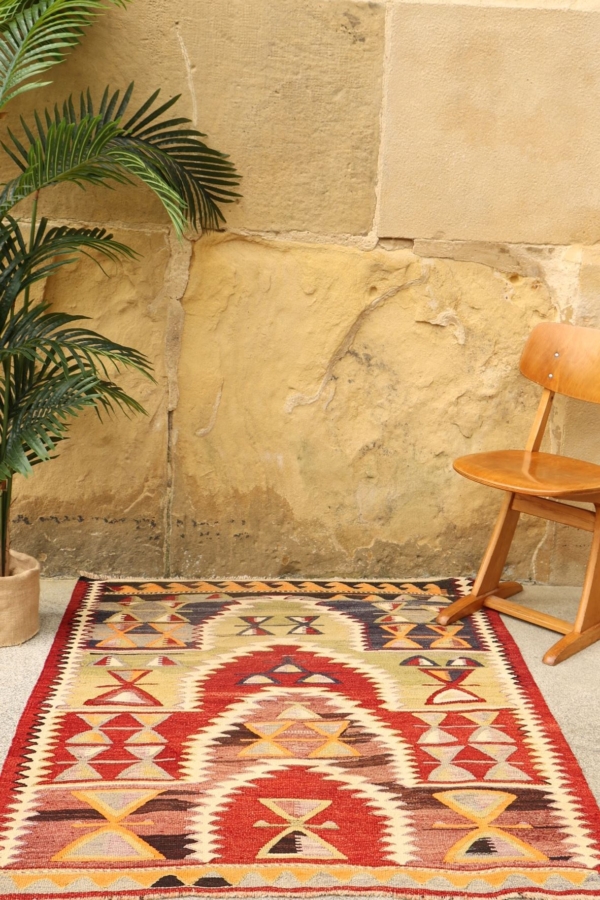 Kilim semi antiguo de Detse, Turquía. 147x115 cms