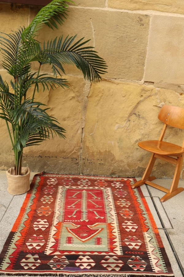 Semi-antique Detse kilim from Turkey. 137x103 cms