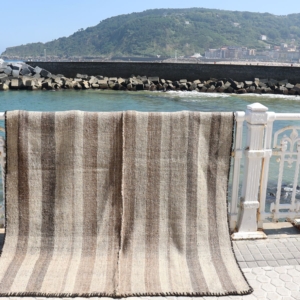 Vintage Qashqai kilim from Iran. 201x163 cms