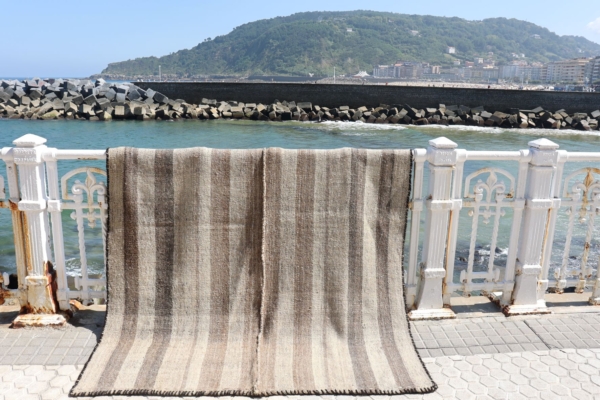 Vintage Qashqai kilim from Iran. 201x163 cms
