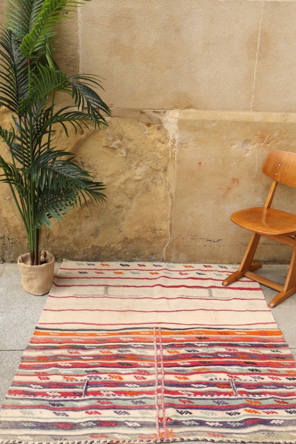 Vintage Qashqai kilim from Iran. 145x122 cms