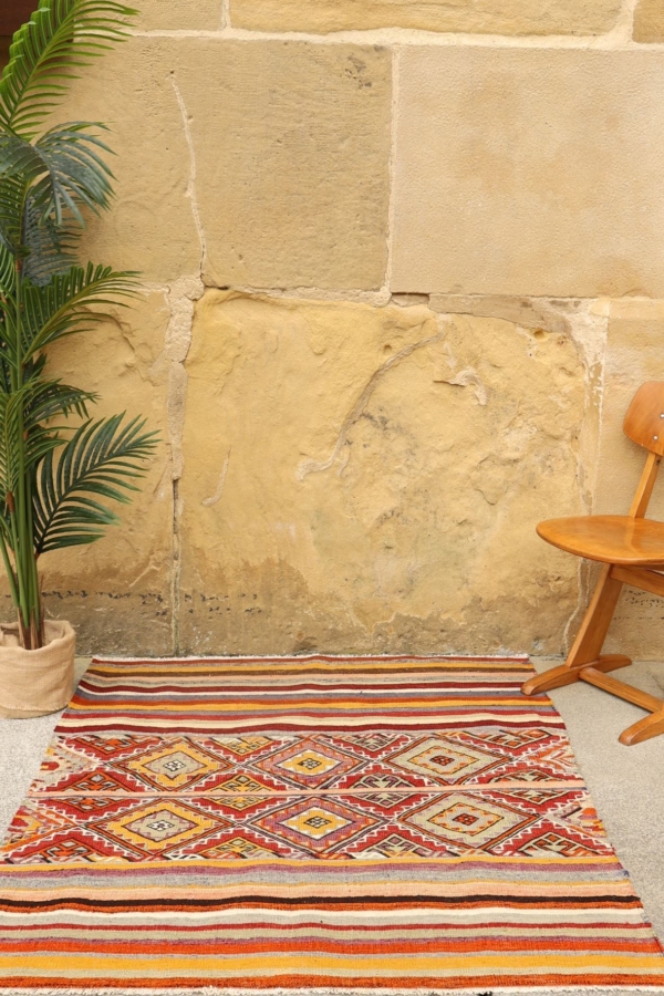 Kilim semi antiguo de Sungurlu, Turquía. 140x111cms