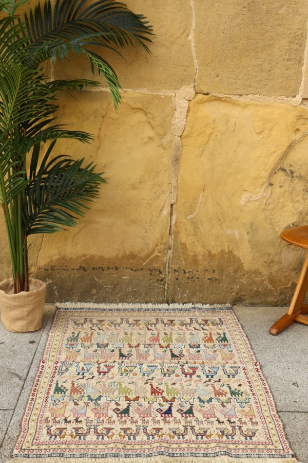 Vintage Qashqai kilim from Iran. 114x84 cms