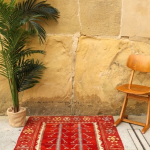 Kilim semi antiguo, Turquía. 130x110 cms