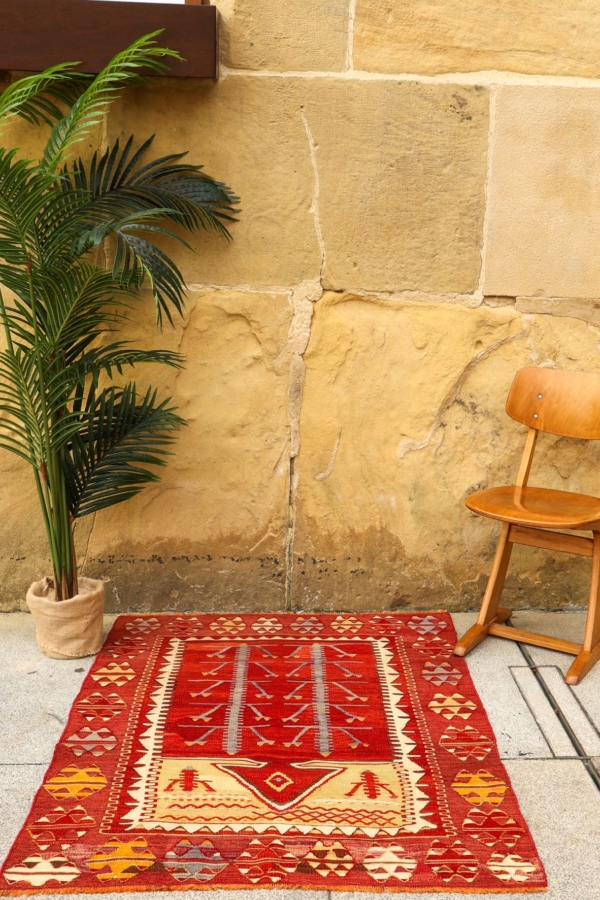 Semi-antique kilim from Turkey. 130x110 cms