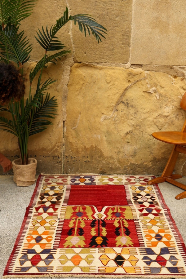 Semi-antique Innice kilim from Turkey. 140x100 cms