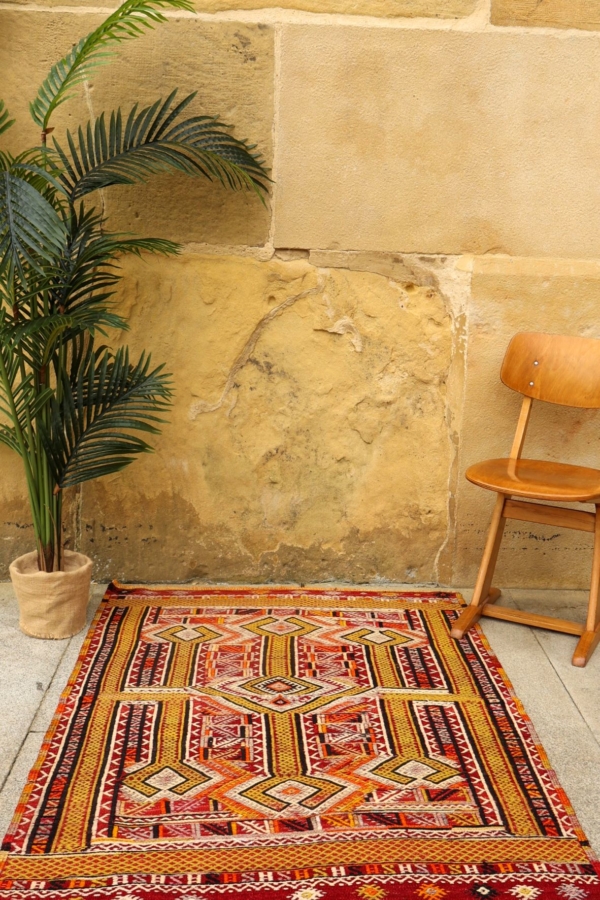 Semi-antique Fethiye kilim from Turkey. 135x102 cms