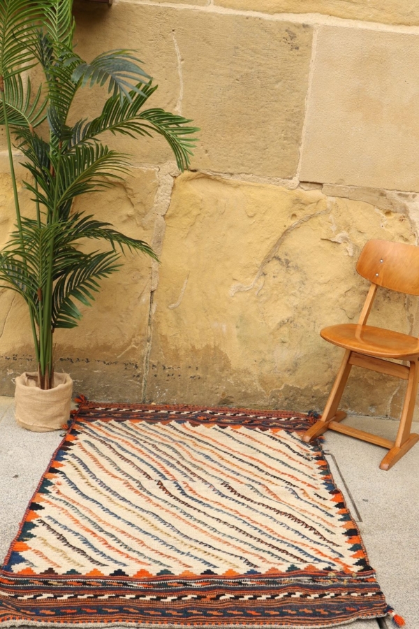 Kilim semi antiguo Qashqai, Irán. 144x100 cms