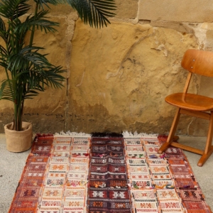 Kilim semi antiguo, Turquía. 144x120 cms