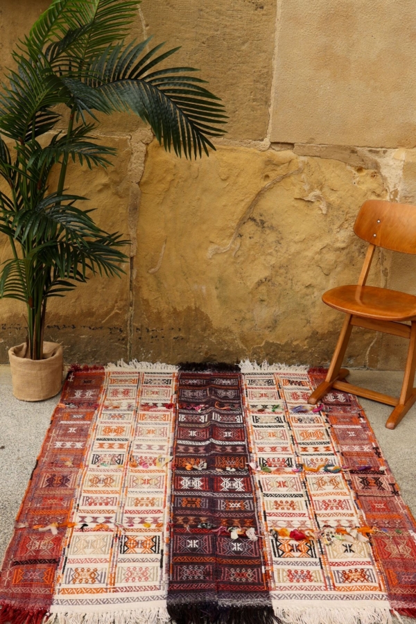 Kilim semi antiguo, Turquía. 144x120 cms