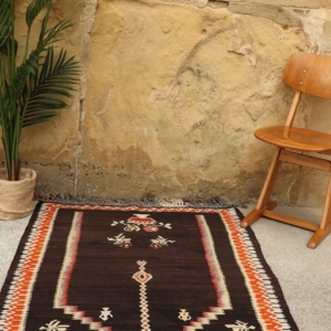 Kilim semi antiguo Kagizman, Turquía. 135x100 cms