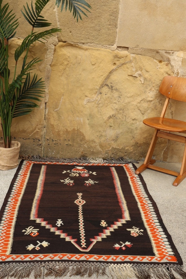 Kagizman semi-antique kilim from Turkey. 135x100 cms