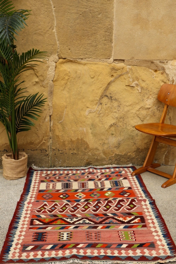 Vintage Qashqai kilim from Iran. 135x99 cms