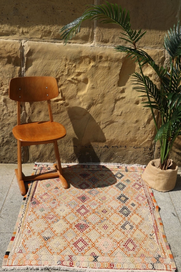 Kilim semi antiguo de Adana, Turquía. 118x96 cms