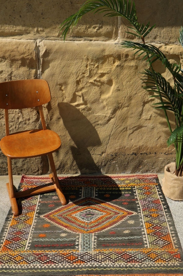 Kilim semi antiguo de Mugla, Turquía. 106x90 cms