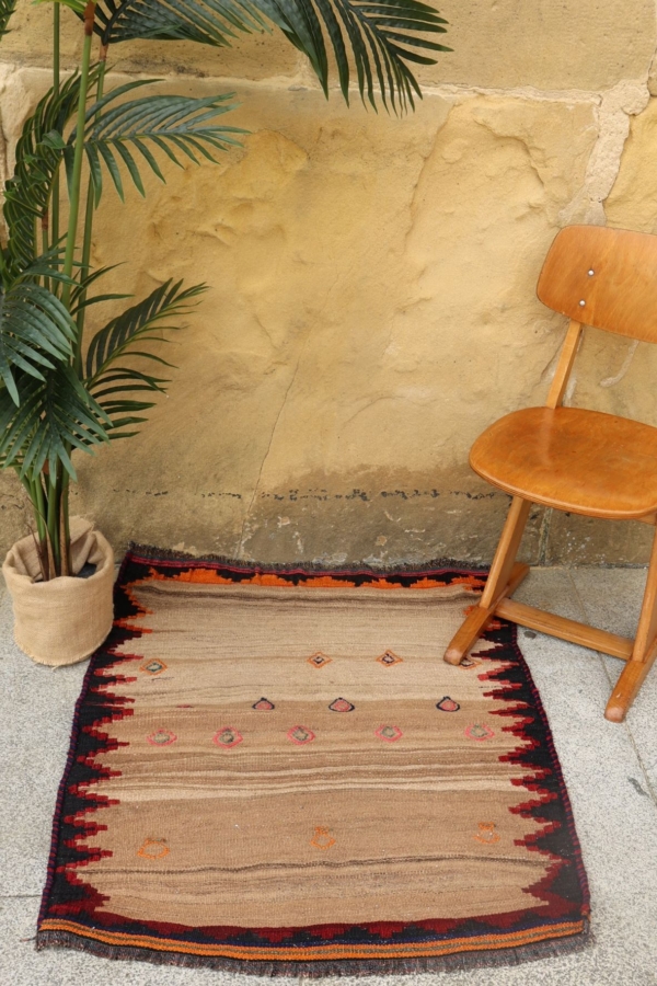 Semi-antique Qashqai kilim from Iran. 107x84 cms