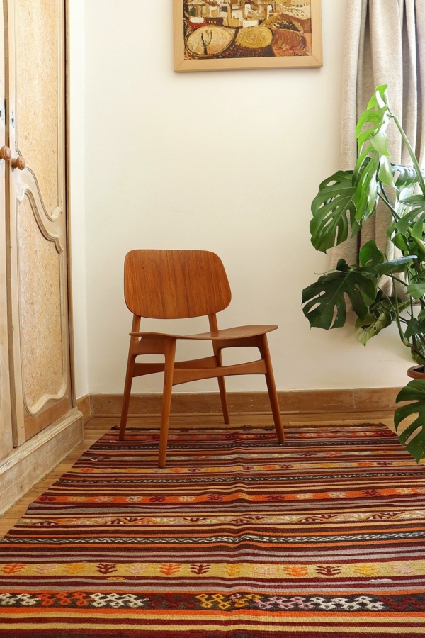 Kilim  semi antiguo de Selendi, Turquía. 175x113 cms