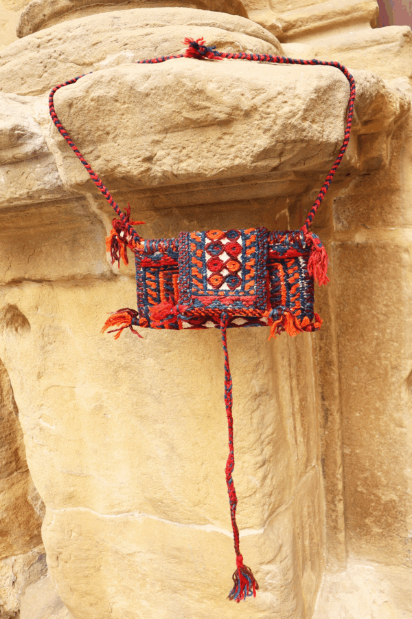 Porta libro o chanteh semi antiguo Bakhtiari, Irán. 24x24 cms - Imagen 2