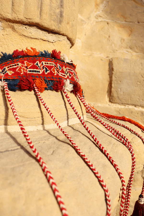 Banda semi antigua Qashqai para caballo o camello, Irán. 44x8 cms - Imagen 5