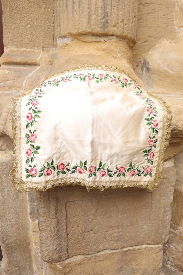 Antique Pall or chalice cloth from Spain. 49x49 cms - Image 4