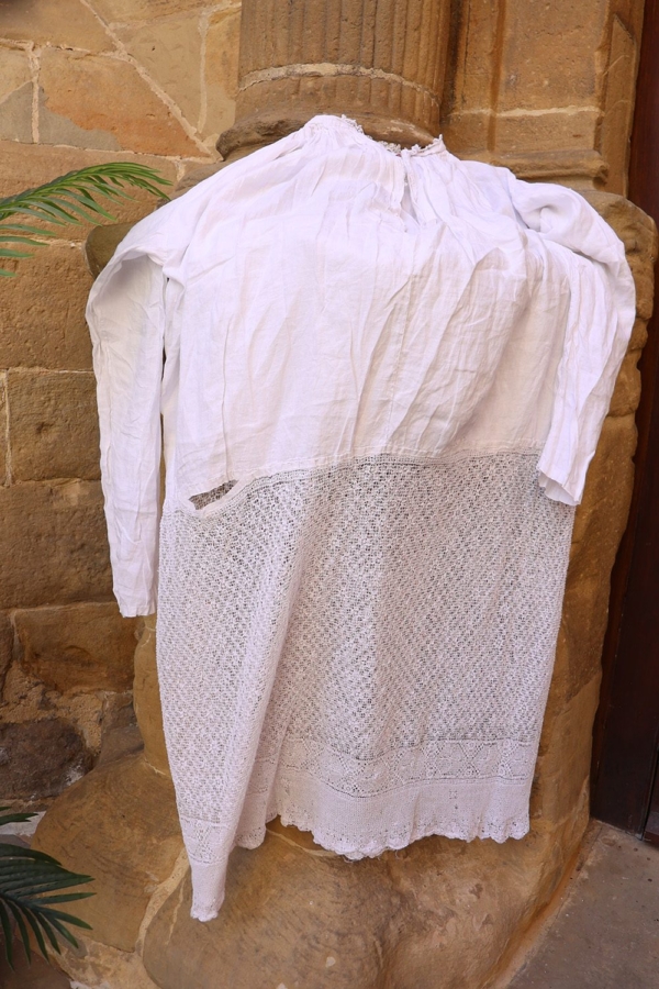 Antique Navarran "Alba" eclesiastican dress from Spain. 205x135 cms - Image 6